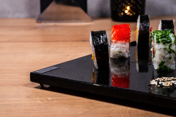 Taca granitowa z sushi zbliżenie